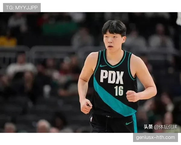 杨瀚森训练场上拼成狠角色,下场就爱穿超大拖鞋,真是两个极端生活剧本 杨瀚森训练场上拼成狠角色,下场就爱穿超大拖鞋,真是两个极端生活剧本